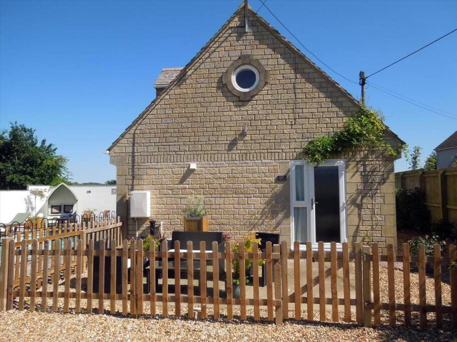 Beautiful 2 Bedroom Guest House With Private Pool In Lacock, Wiltshire エクステリア 写真